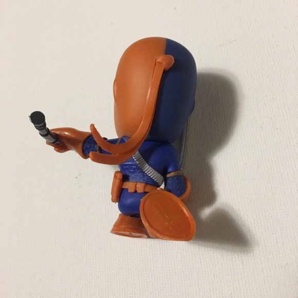 Deathstroke DC Comics Super Heroes Vinyl Figurine - Picture 3 of 16